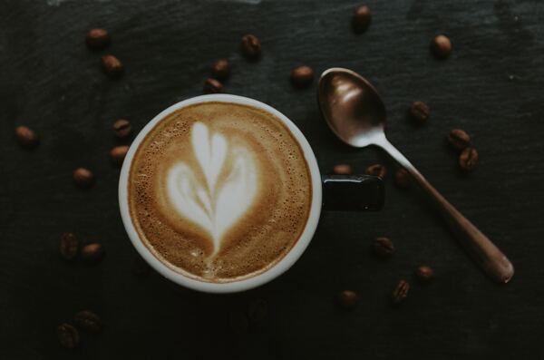 标准拉花咖啡和咖啡勺