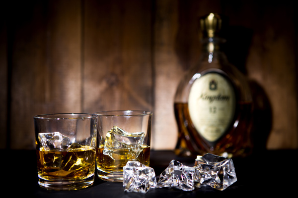 冰块与威士忌酒图片