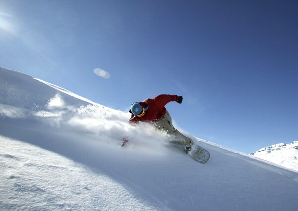 雪山上划雪的运动员图片