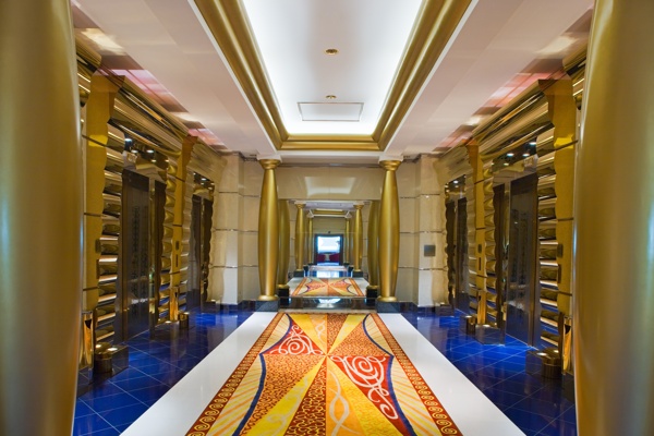 迪拜豪华酒店内一走廊