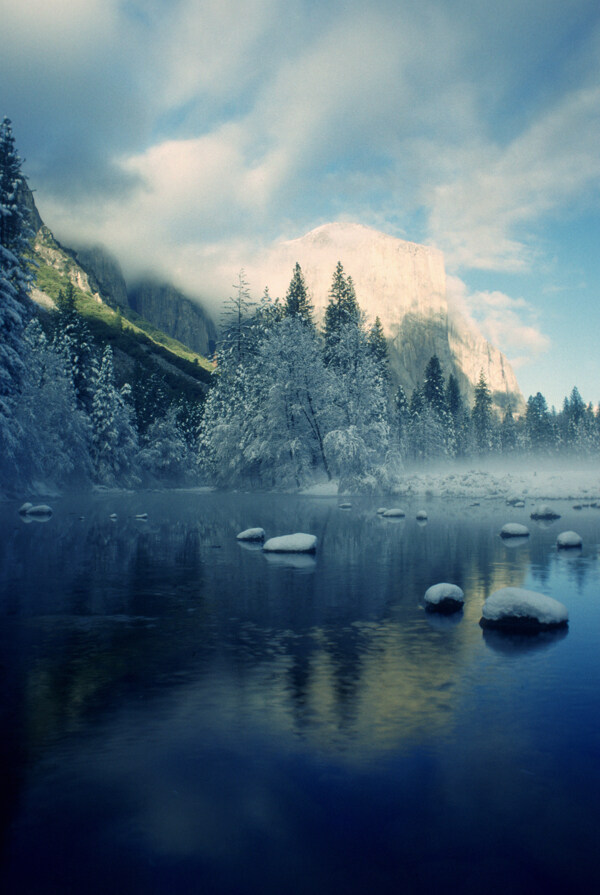 冬天的湖泊美景