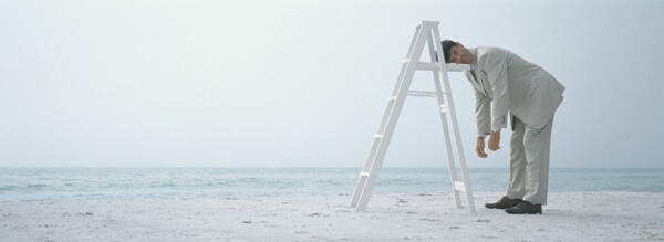 海灘上的成功男人圖片