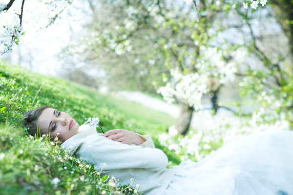 躺在在花丛中的美女图片