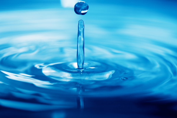 水面上的水滴