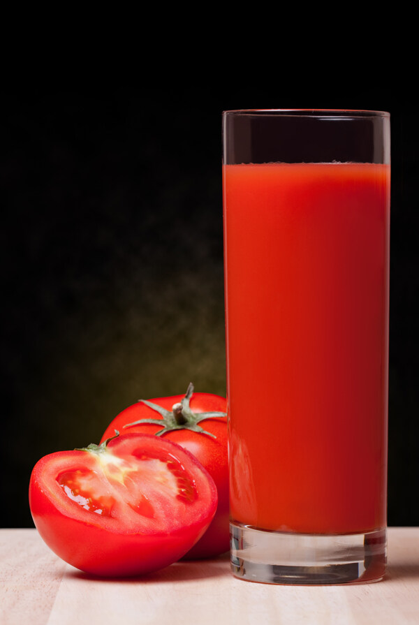 一杯果汁旁的西红柿图片
