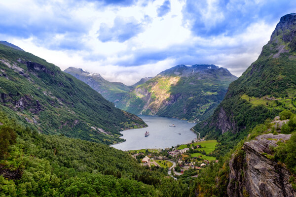 挪威山河流森林