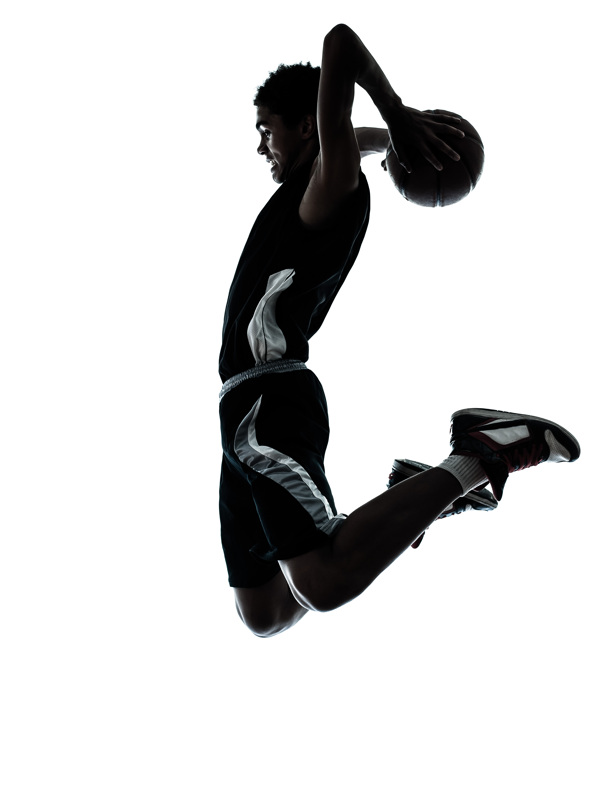 抱着篮球跳跃的男人图片