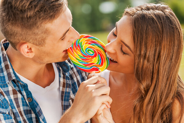 一起吃棒棒糖的情侣图片