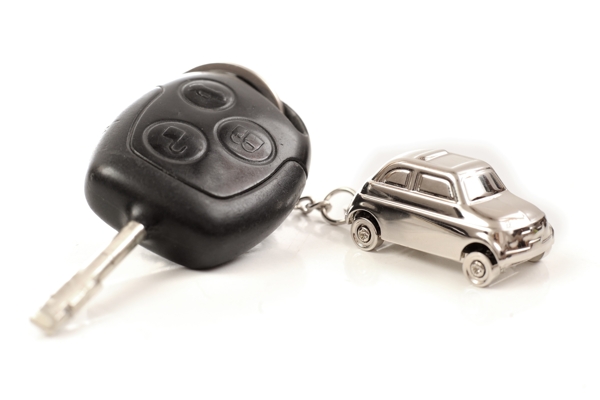 黑色钥匙上的银色suv汽车模型图片
