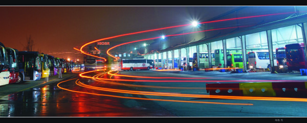 苏州金龙公司海格客车夜景图片