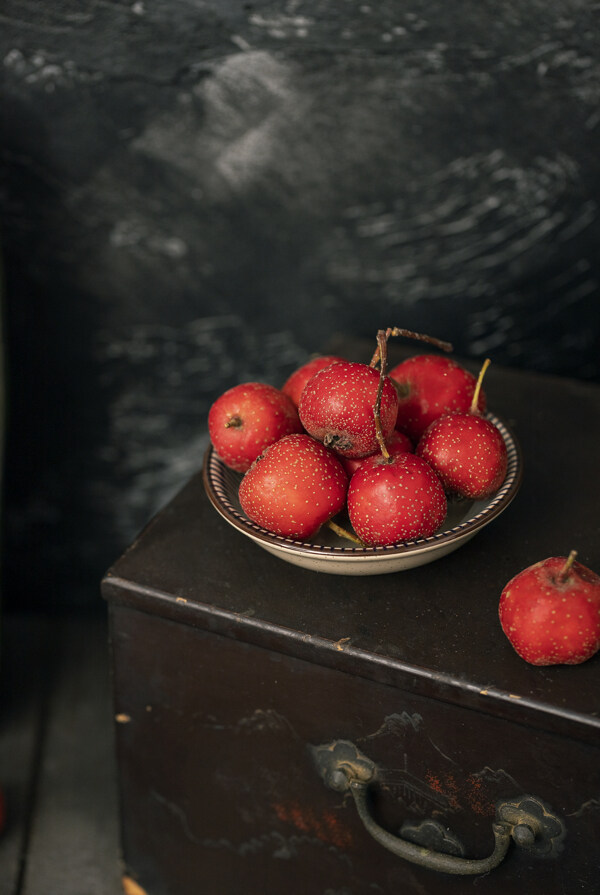 暗调风格水果山楂冬季美食摄影图图片