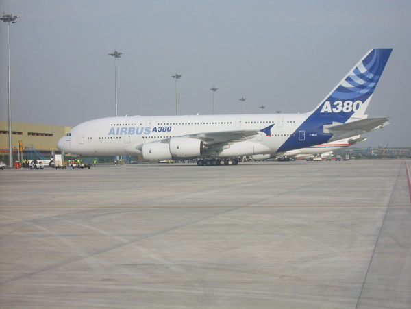 机场的空中客车A380图片