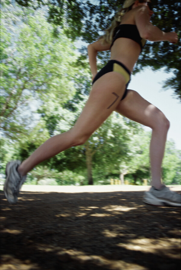 跑步训练的女子运动员图片