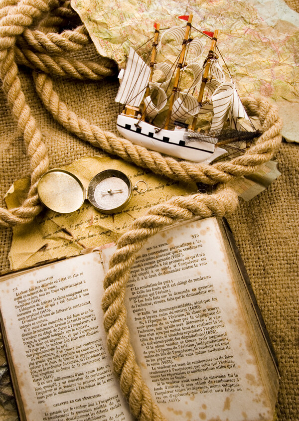 书本与麻绳帆船模型图片