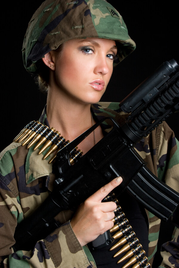 手拿冲锋枪的女兵图片