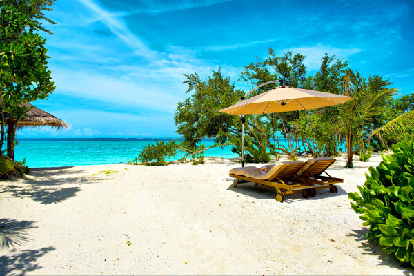 马尔代夫海滩上的躺椅