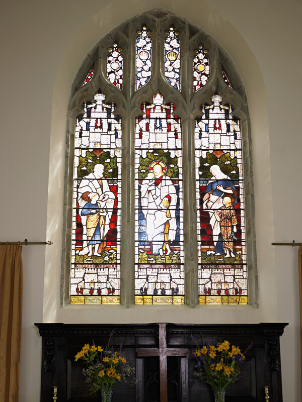 教堂的彩色玻璃窗图片