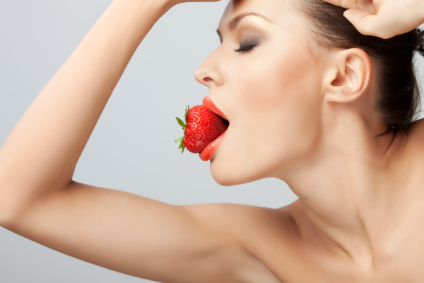 吃草莓的白皙美女图片
