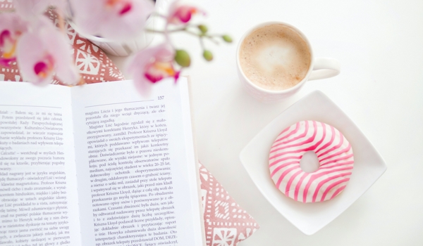 看书喝咖啡吃甜点