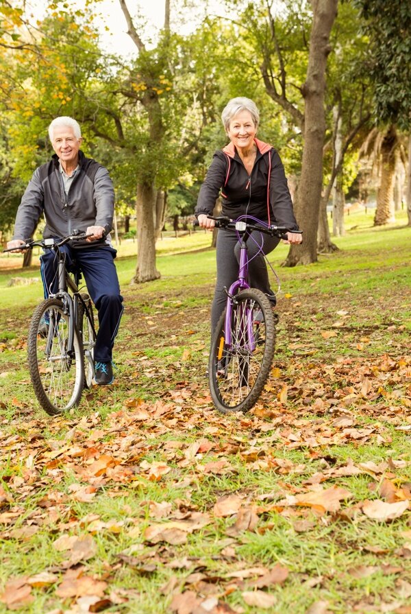 枫树林骑自行车的老年夫妻图片