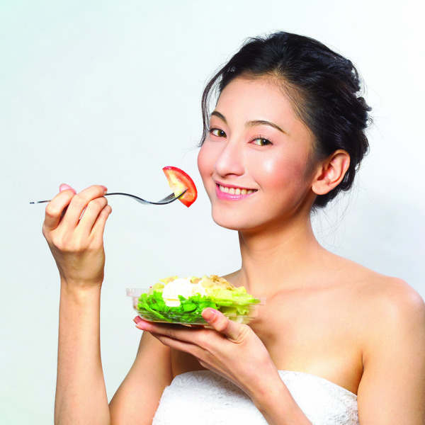 吃沙拉的美女圖片