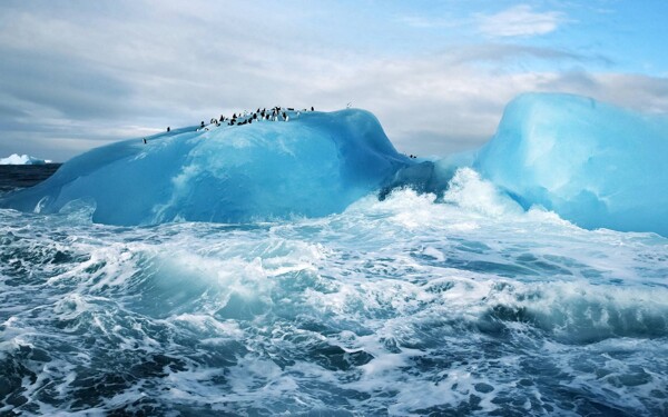 南极冰山海浪