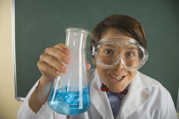 做化学实验的男生图片