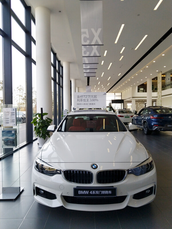 展厅里的BMW汽车