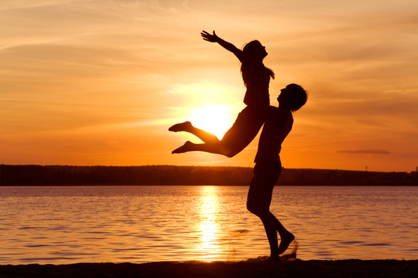 黄昏沙滩幸福快乐情侣图片