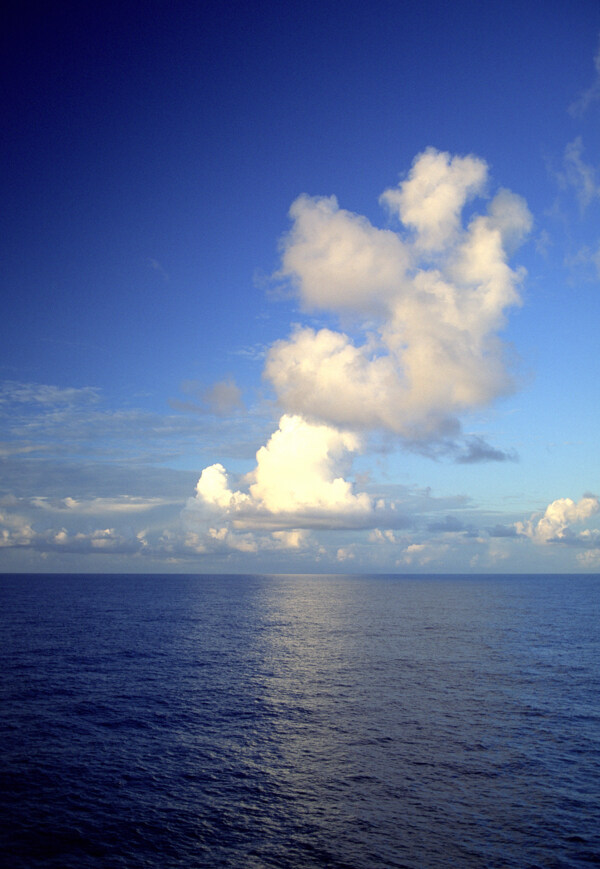 蓝天白云下平静的湖面图片