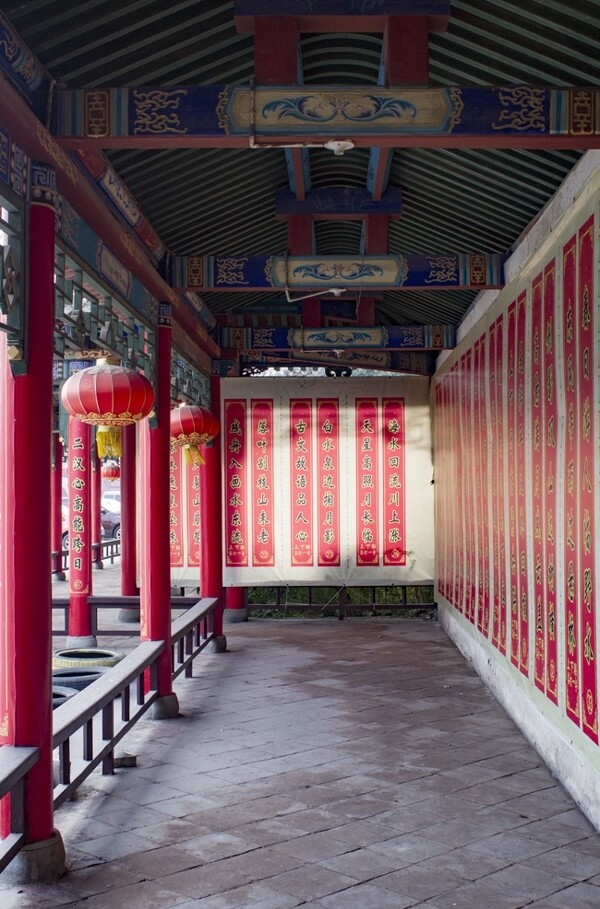 貼滿對(duì)聯(lián)的長廊