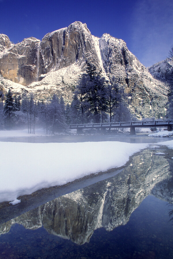 冬天的河流美景图片