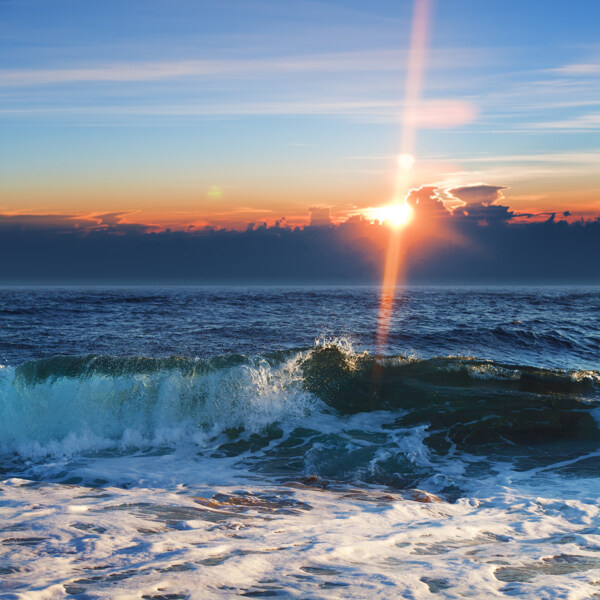 夕阳美景与海浪图片