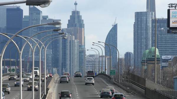 繁忙的高速公路进入多伦多