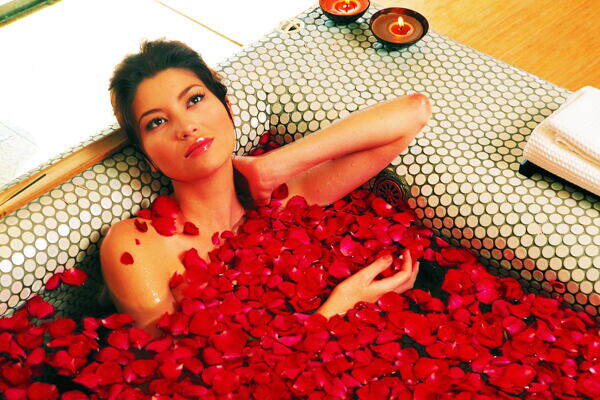 玫瑰花浴池里的女人图片