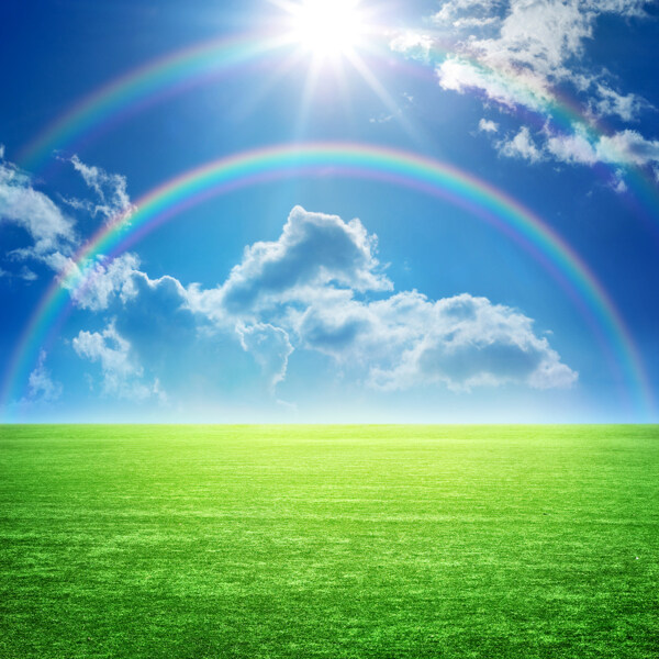 草地上的彩虹图片