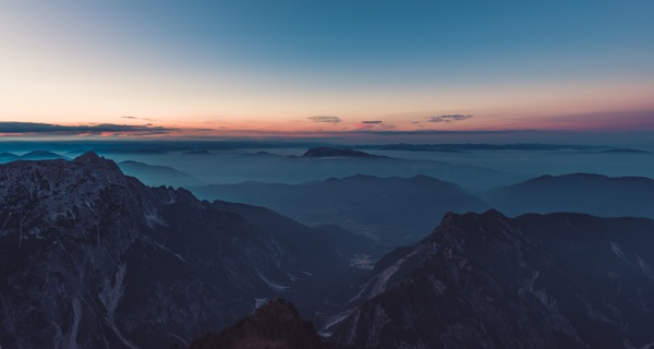起伏山巒風(fēng)景