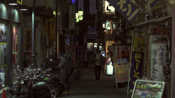 东京的夜晚黑暗的小巷