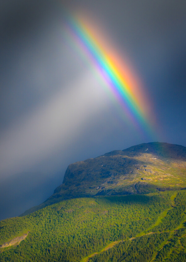山上的美丽彩虹图片