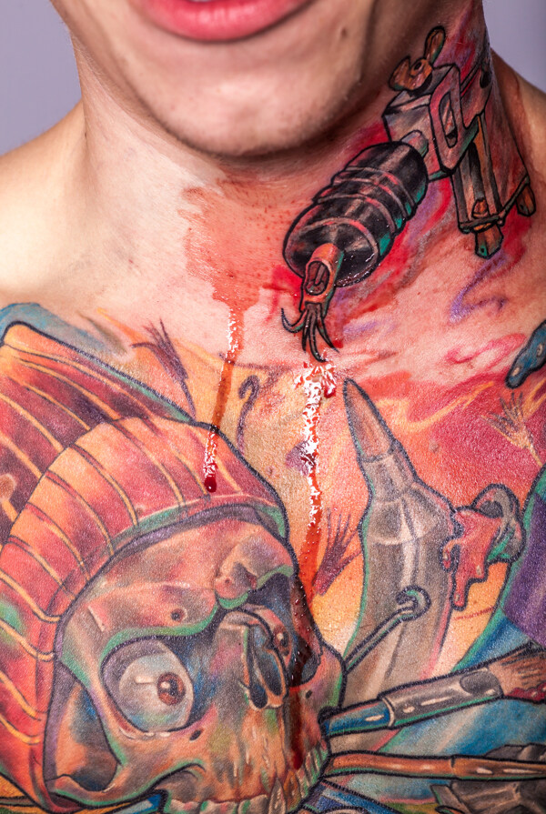 纹身流血的男士图片