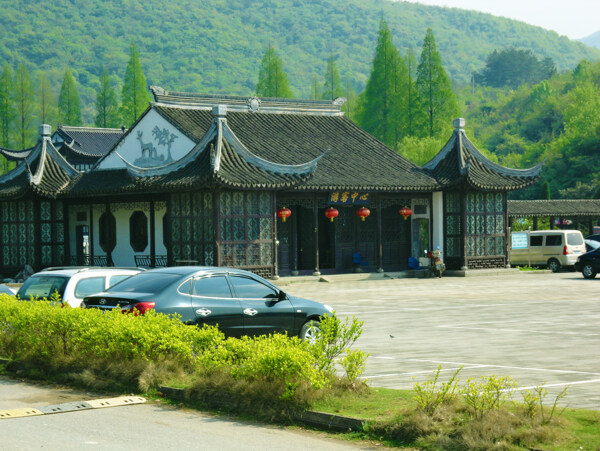景區(qū)前的汽車圖片