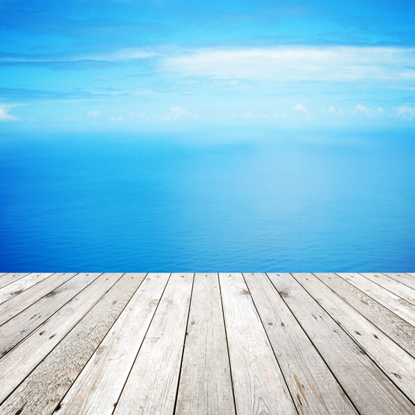 木板与蔚蓝的海洋图片