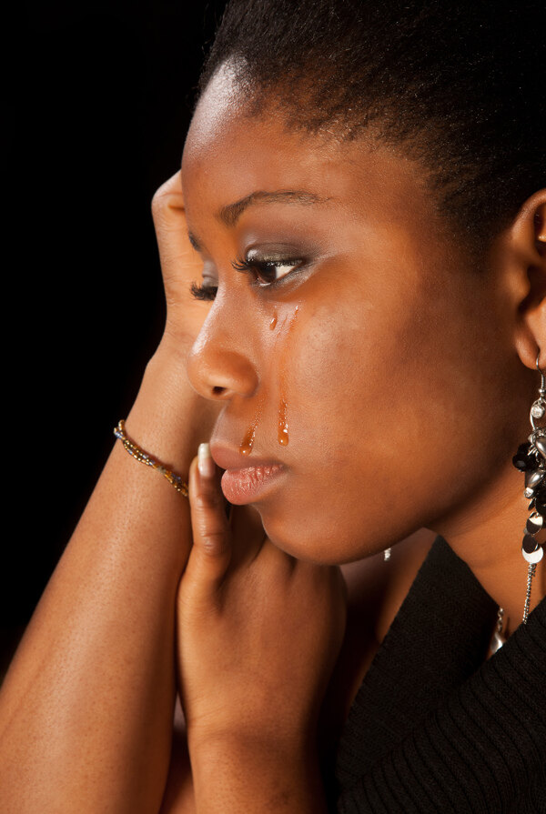 哭泣的黑人女性图片