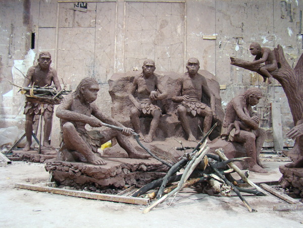 猿人群雕图片