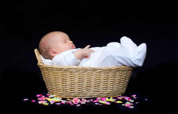 篮子里熟睡的新生宝宝特写图片