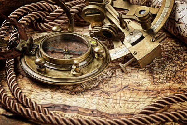 航海地图与绳子指南针