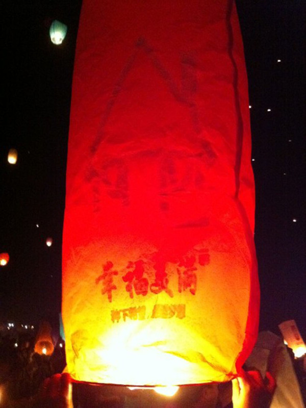 孔明燈夜晚圖片