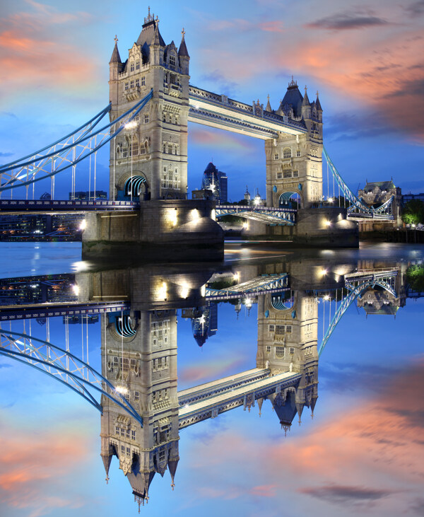 傍晚美丽的伦敦塔桥图片