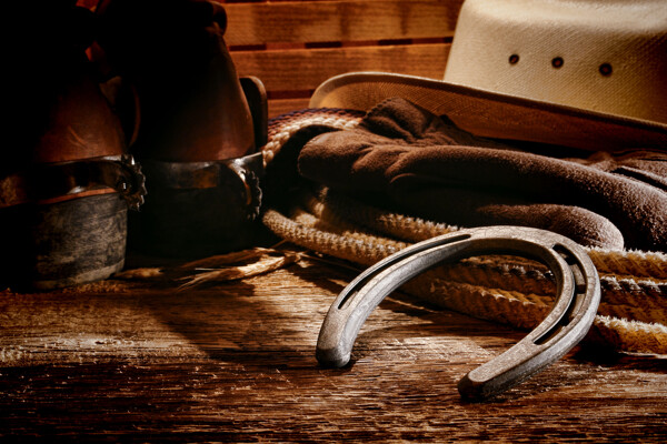 西部牛仔服饰与马蹄铁图片
