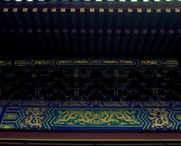 北京故宫大殿屋檐下房梁设计